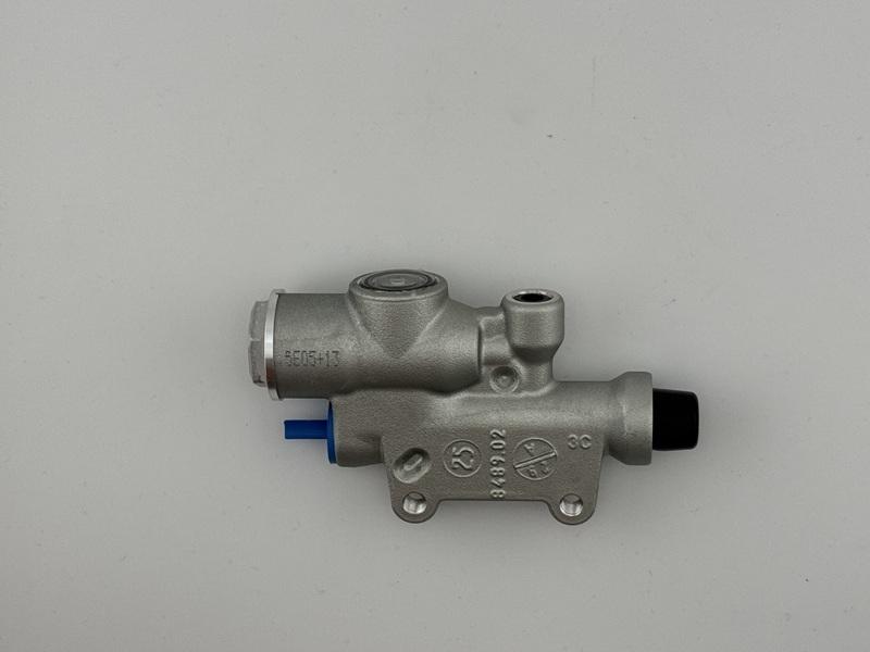 BOMBA BREMBO UPGRADE TRASERA - PS13 PLATA - CON DEPÓSITO INTEGRADO