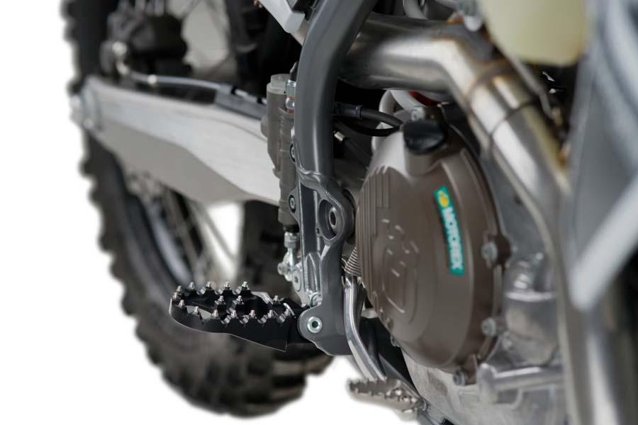 JUEGO ESTRIBERAS OFF-ROAD HUSQVARNA C/NEGRO